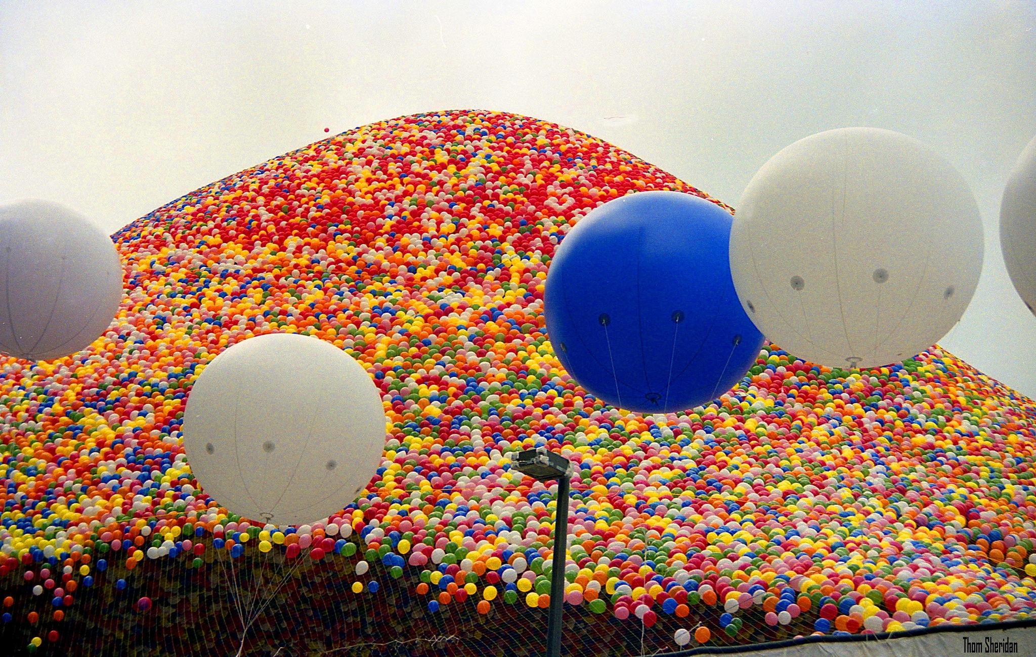 Огромное количество маленьких. Фестиваль воздушных шаров в Кливленде в 1986. 1986 Шарики Кливленд шарики. Balloonfest 86. Воздушный шарик.