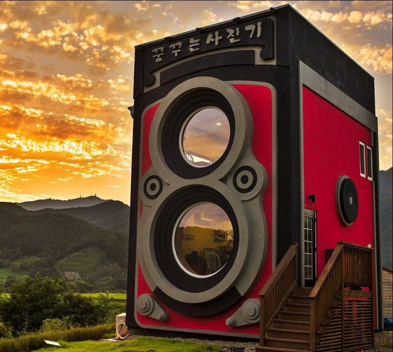 Un café dans un Rolleiflex géant en Corée du Sud
