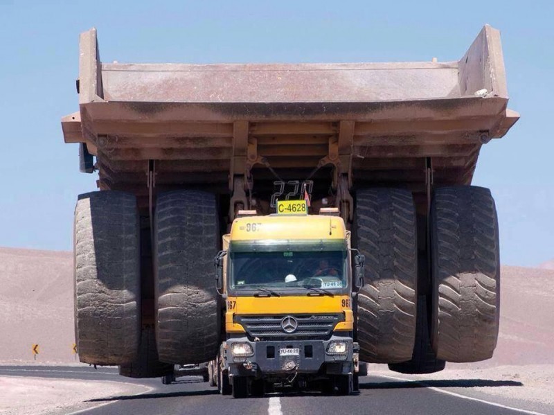 Un camion qui transporte un gros camion