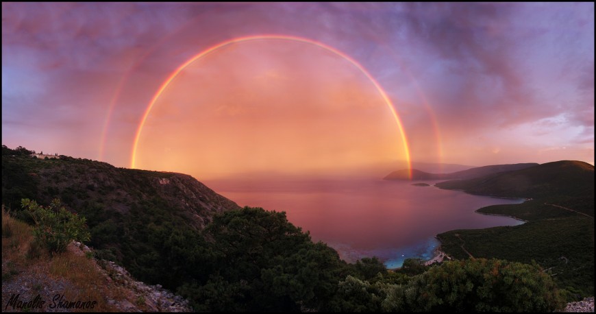 Une double arc en ciel au coucher du soleil en Grèce