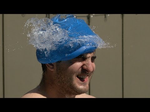 L’astuce du bonnet de piscine plein d’eau au ralenti