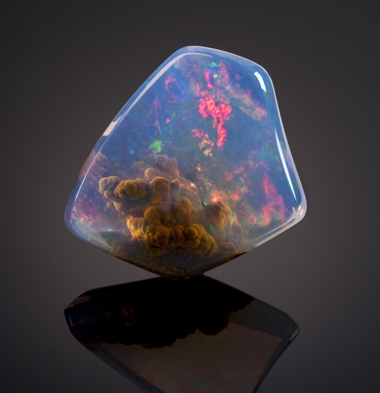 Une nébuleuse dans une opale