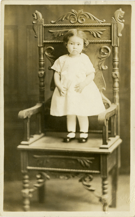 Portrait d’un enfant sur une chaise
