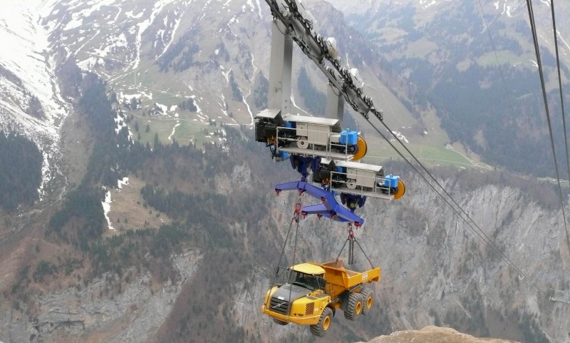 Les suisses construisent un tunnel en haut d’une montagne …