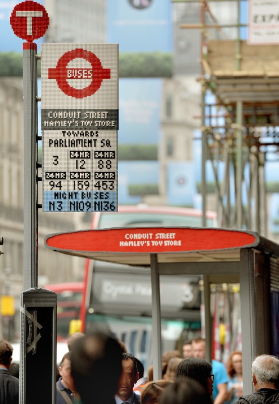Un arrêt de bus en Lego à Londres