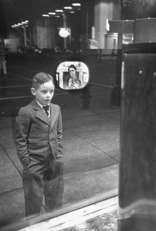 Un enfant regarde la télévision dans une vitrine en 1948