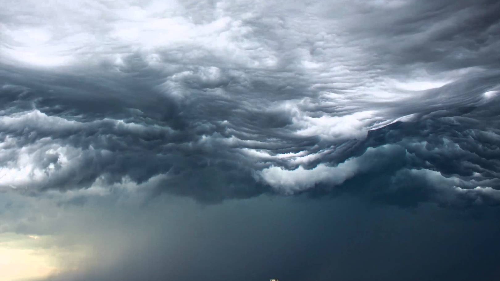 Des vagues de nuages ( Undulatus asperatus )