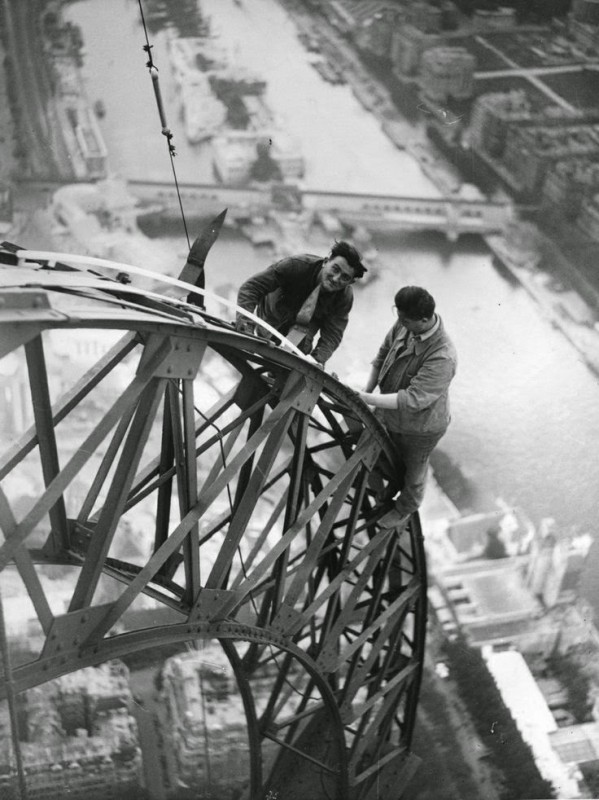 Électriciens travaillant sur la Tour Eiffel en 1937