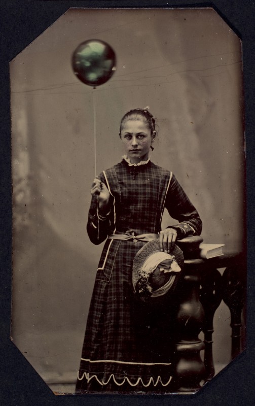 jeune-femme-ballon-helium