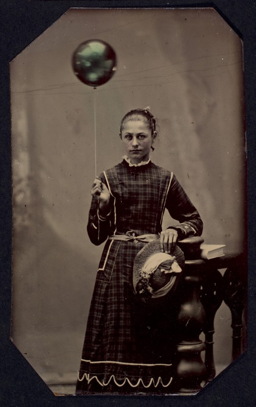 Jeune femme avec un ballon d’hélium en 1890