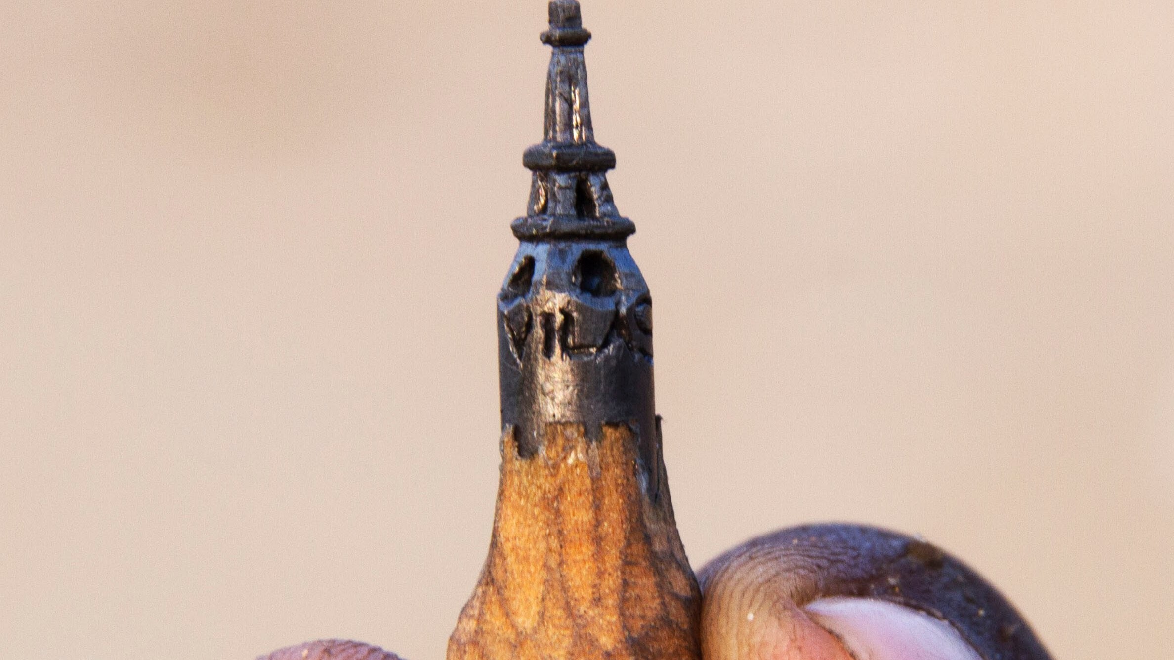 La Tour Eiffel sur une mine de crayon