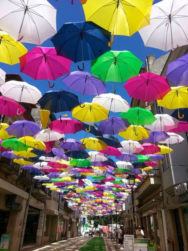 Un ciel de parapluies au Portugal