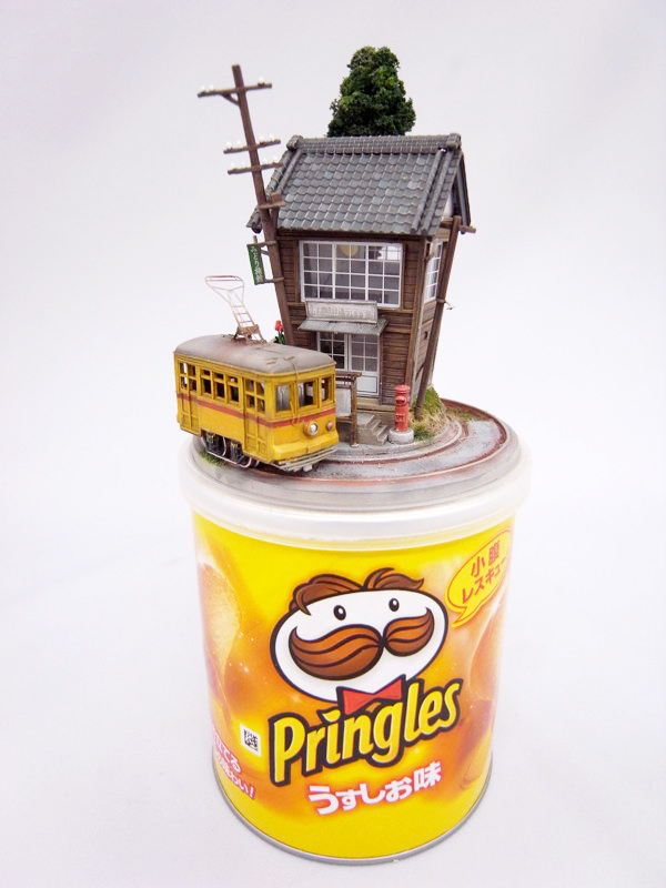 Des petit trains miniatures sur des objets
