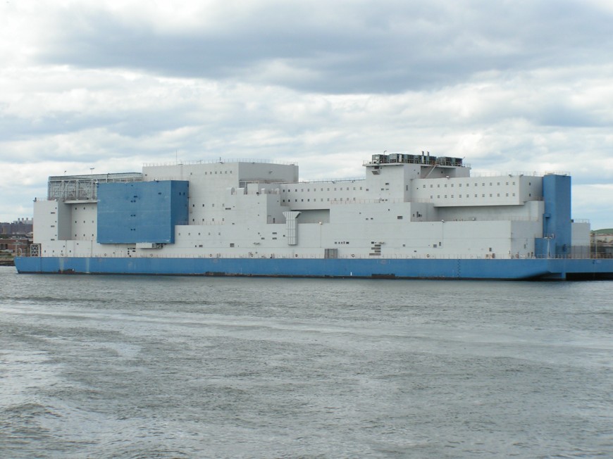 Une prison flottante à New York
