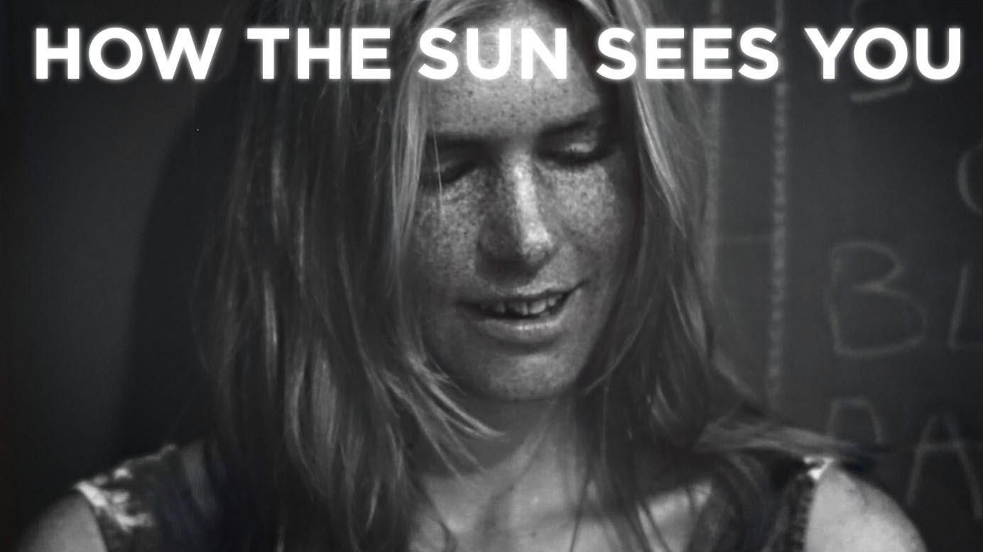 Des gens filmés en ultraviolet qui appliquent de la crème solaire