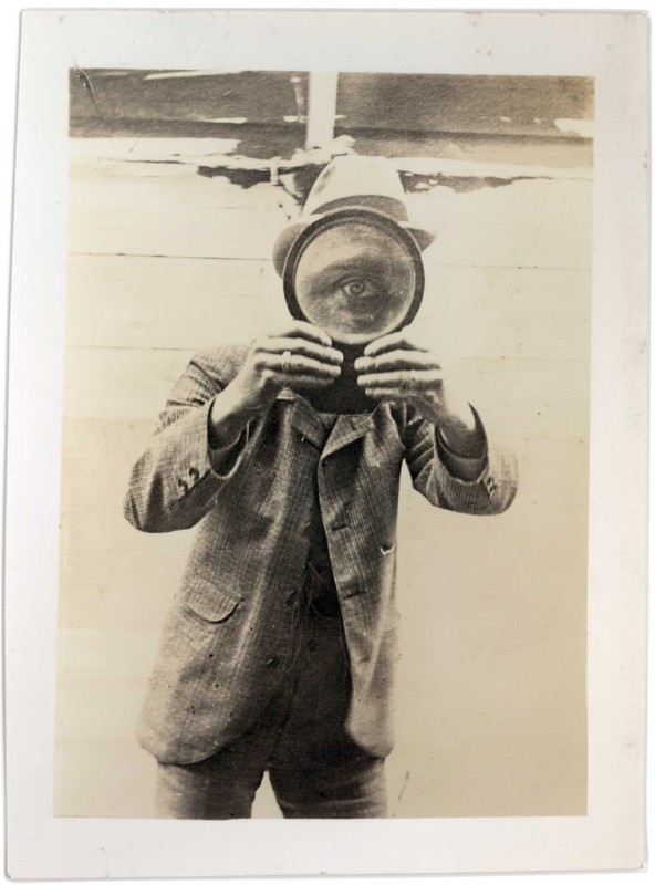 homme-loupe-vintage-ancien