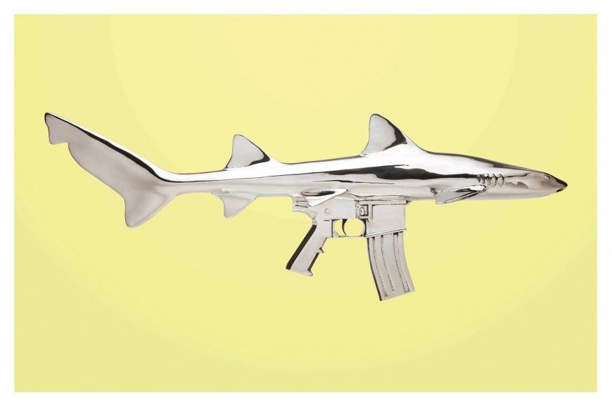Des sculptures d’armes et de requins
