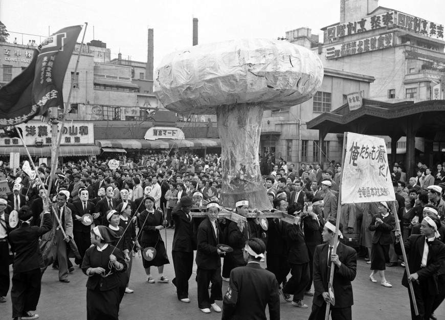 Une manifestation à Tokyo contre un essai nucléaire anglais en 1957