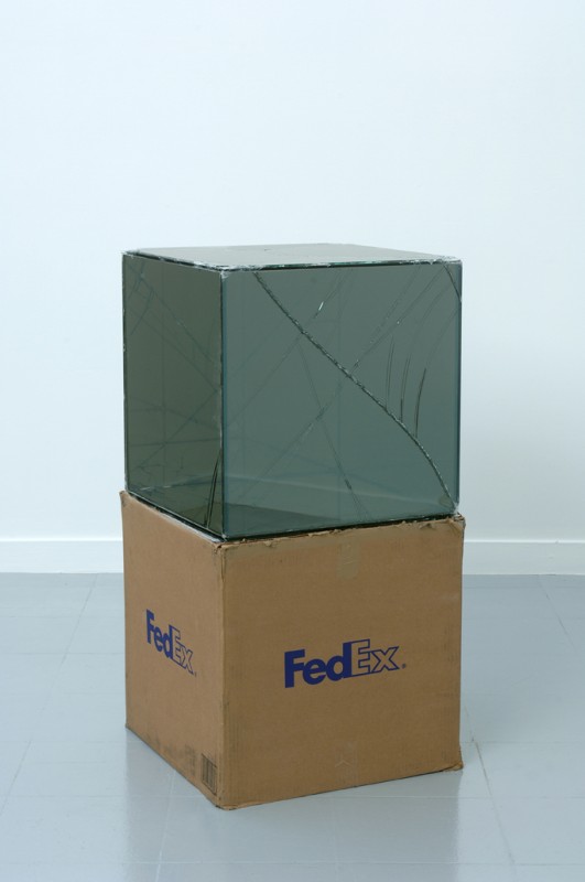 boite-verre-fedex-walead-beshty-02