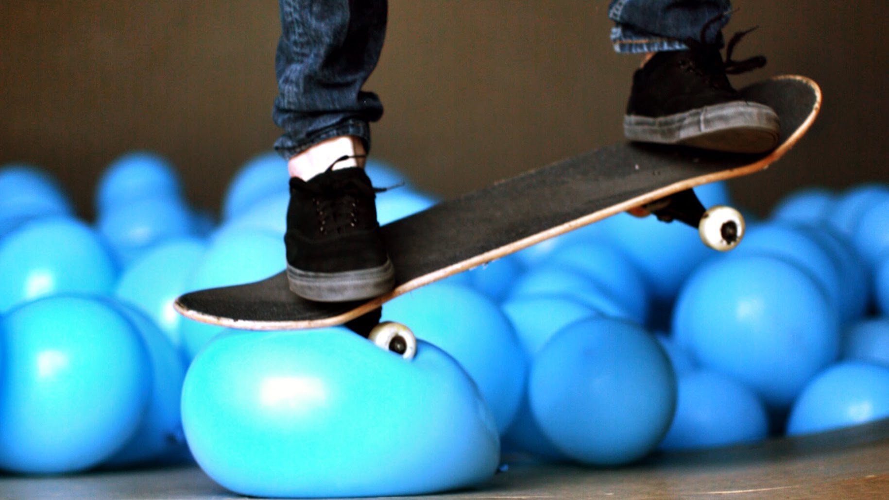 Des ballons dans un skatepark