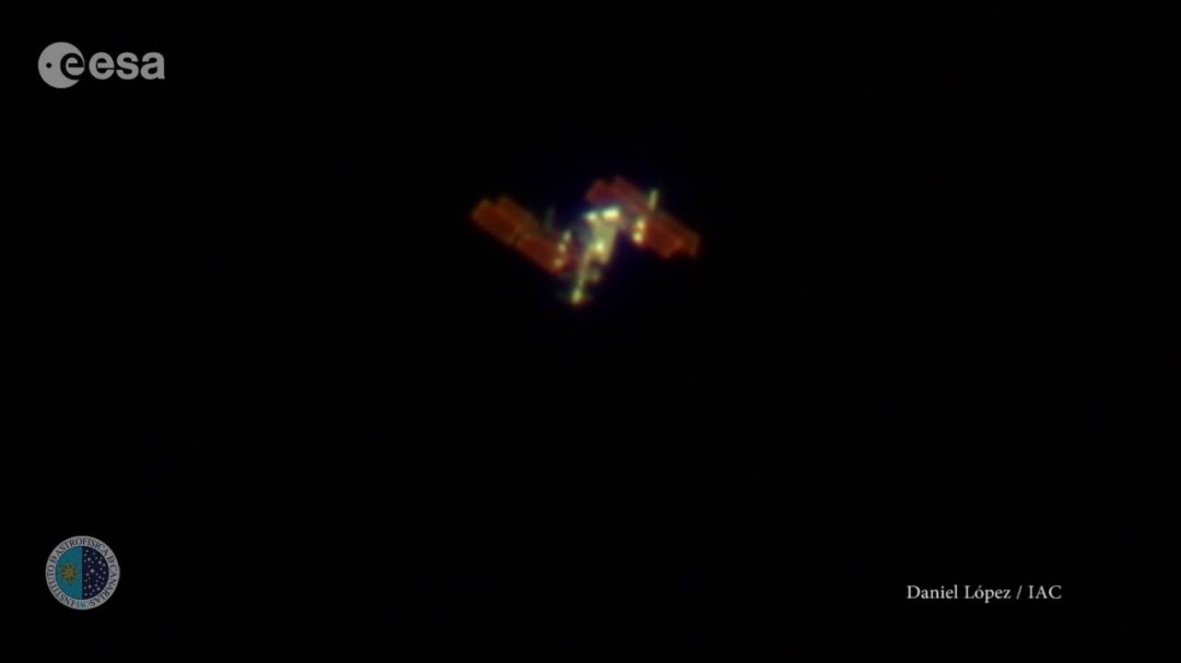 L’ISS illuminée par un laser et filmée depuis la terre par l’ESA