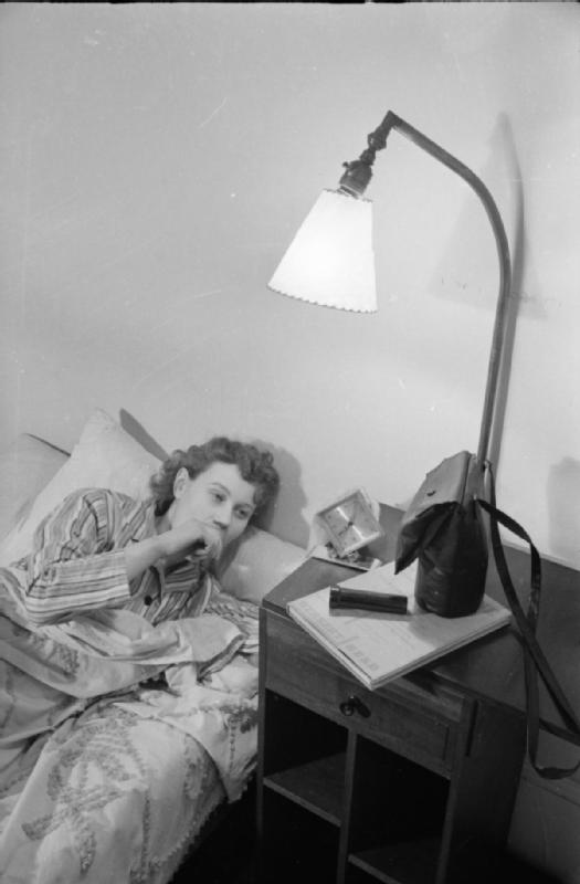 Mrs Olive Day  se lève à 7h, sur sa table de nuit se trouve un masque à gaz, une lampe torche, et un livre en cas qu'il lui faille se réfugier dans un abri antiaérien pendant la nuit.