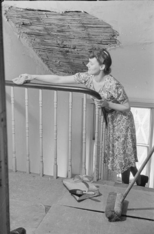Mrs Olive Day fait le ménage pendant trente minutes avant de partir au travail.