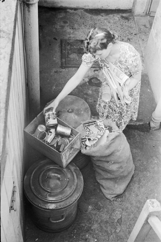 Mrs Olive Day trie ses déchets.