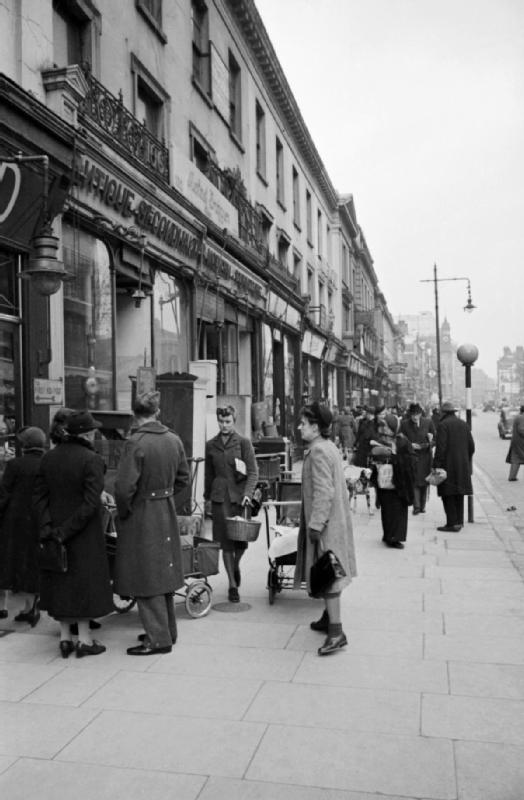 Mrs Olive Day fait ses courses hebdomadaires, elle passe devant un magasin d'ameublement.