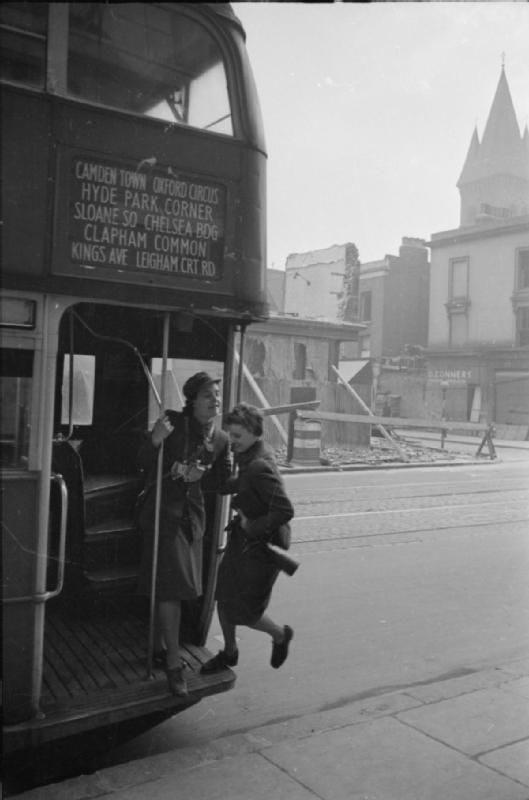 Mrs Olive Day monte dans le bus qui l'amène au travail.