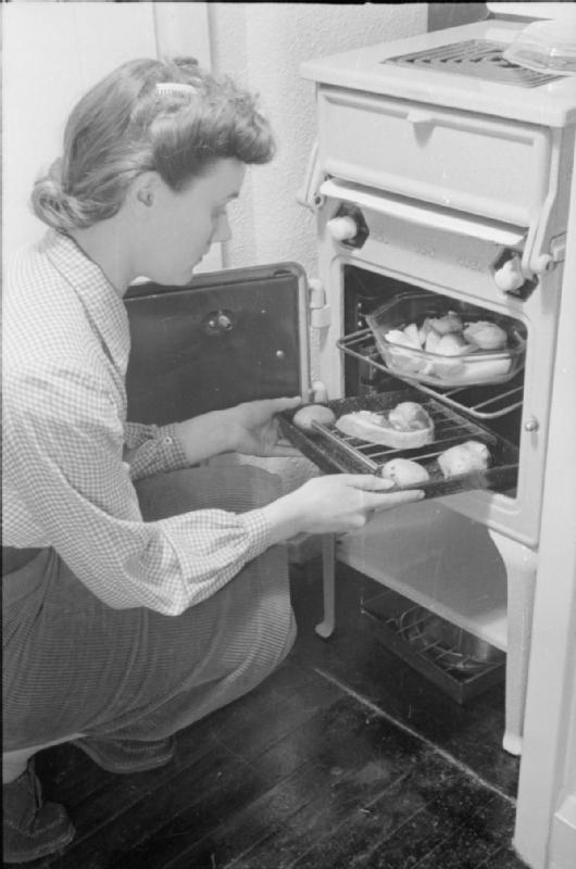 Mrs Olive Day prépare son dîner.