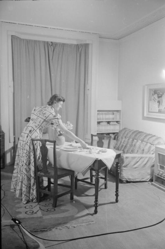 Mrs Olive Day met la table pour deux, son mari doit rentrer ce soir là en permission.