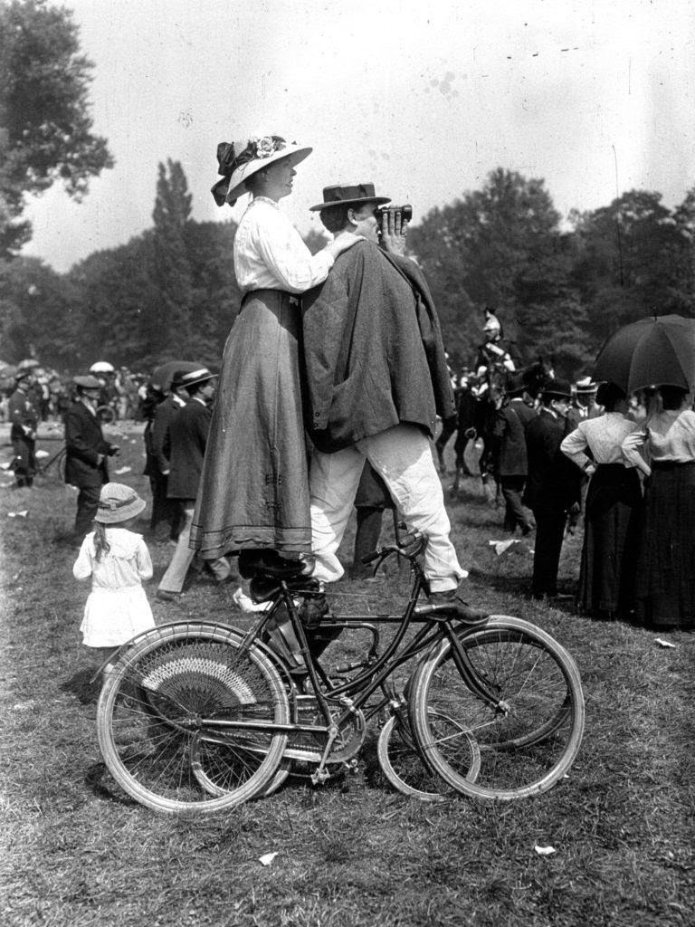 [Mystère #136]Des spectateurs du défilé du 14 juillet 1914 sur deux vélos à Longchamp