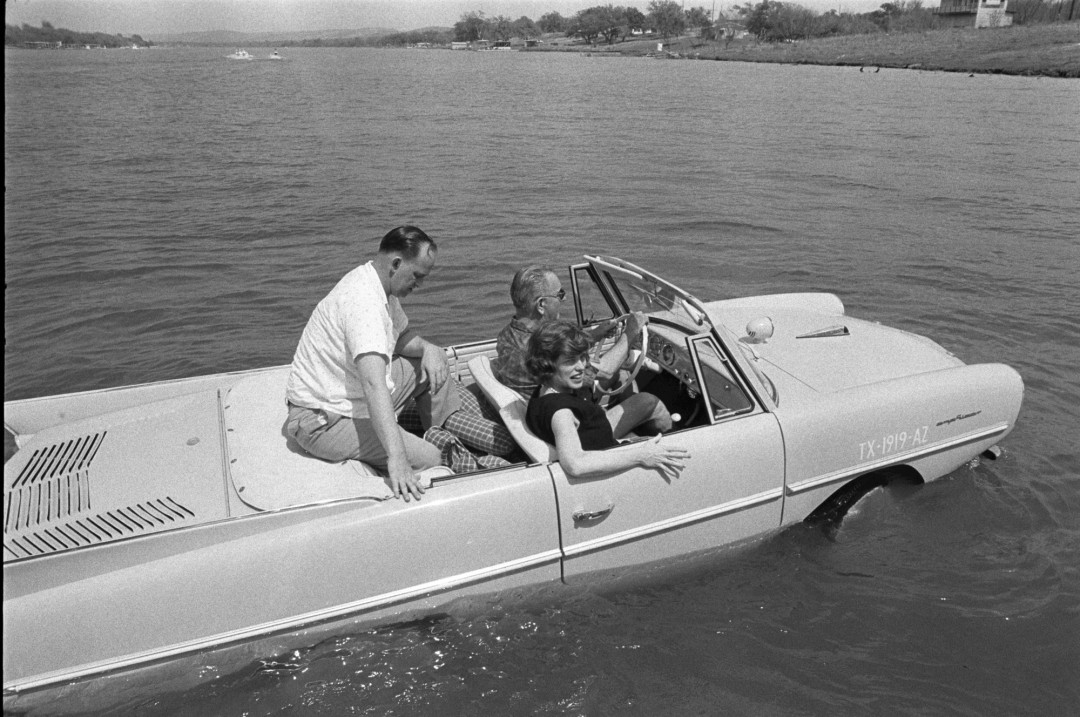 Le président Lyndon B. Johnson dans sa voiture amphibie