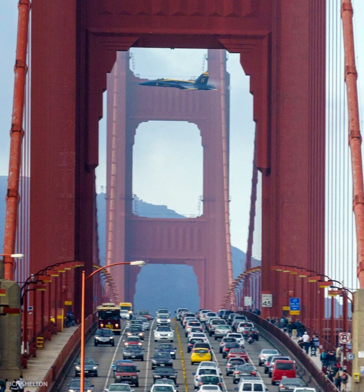 Un avion de chasse passe dans le Golden Gate Bridge