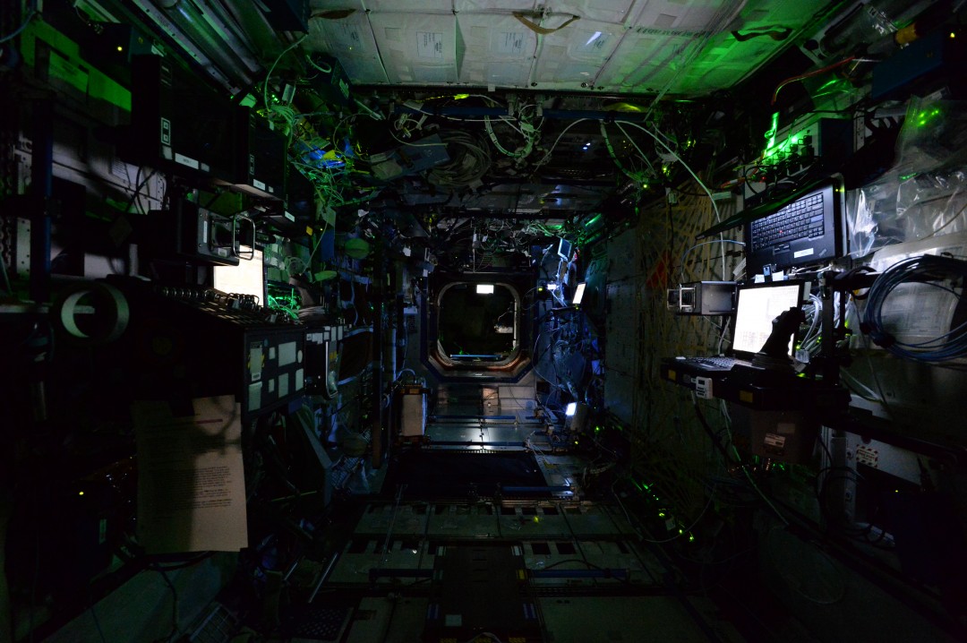 Une station spatiale abandonnée de nuit