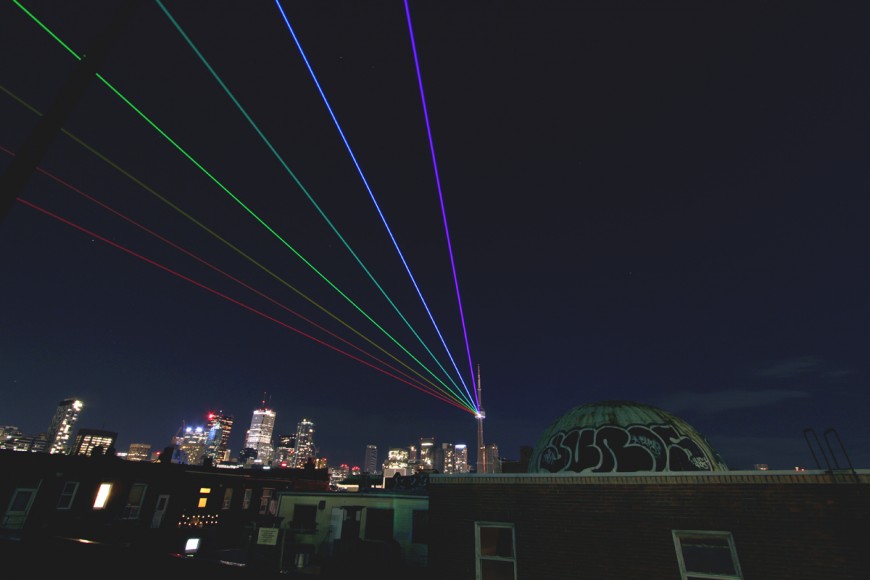 Des lasers dans la nuit de Toronto