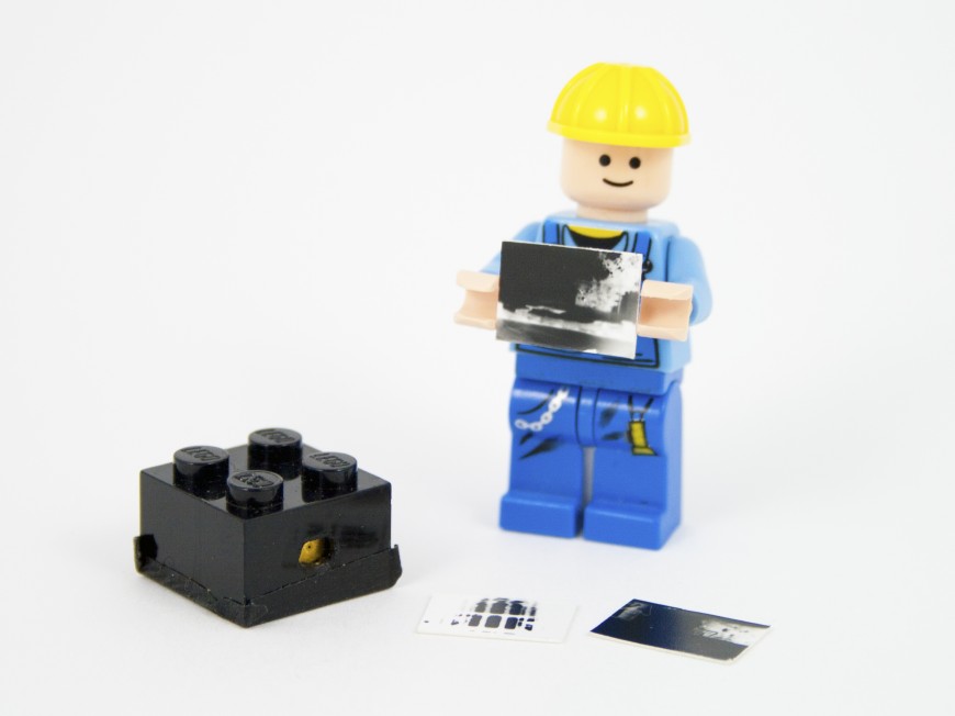 Un sténopé dans une brique de Lego 2×2