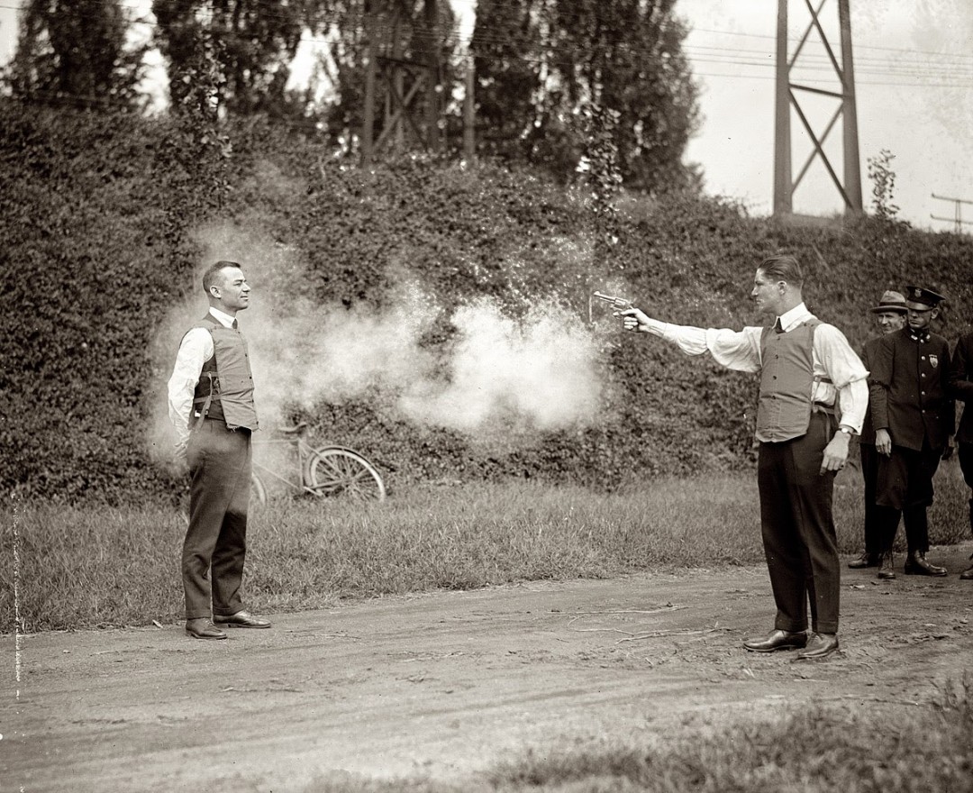 Test d’un gilet pare-balle en 1923