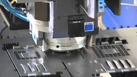 Une machine à emboutir du métal