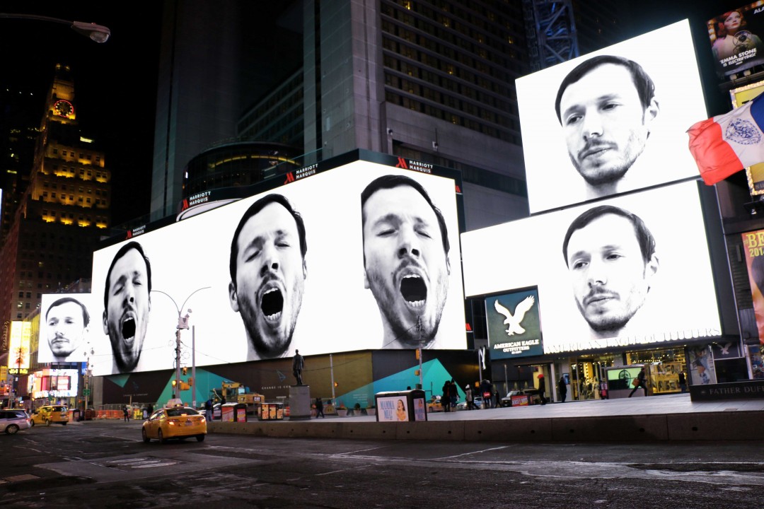 baillement-times-square-new-york-01