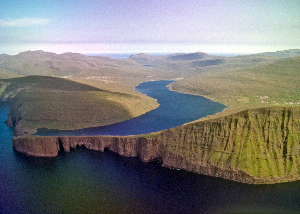 lac-mer-ile-feroe-sovagsvatn-04