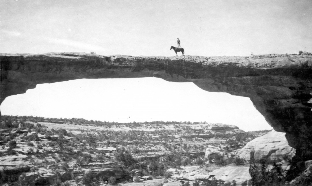 [Mystère #148] Dan Perkins sur un cheval sur une arche de l&rsquo;Utah
