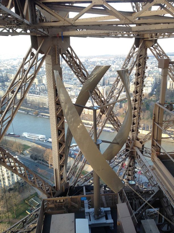 Deux éoliennes sur la Tour Eiffel