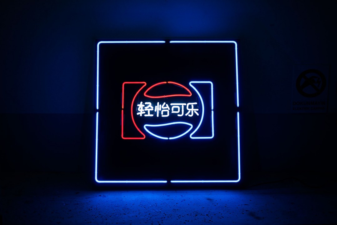 Des marques en chinois avec des néons