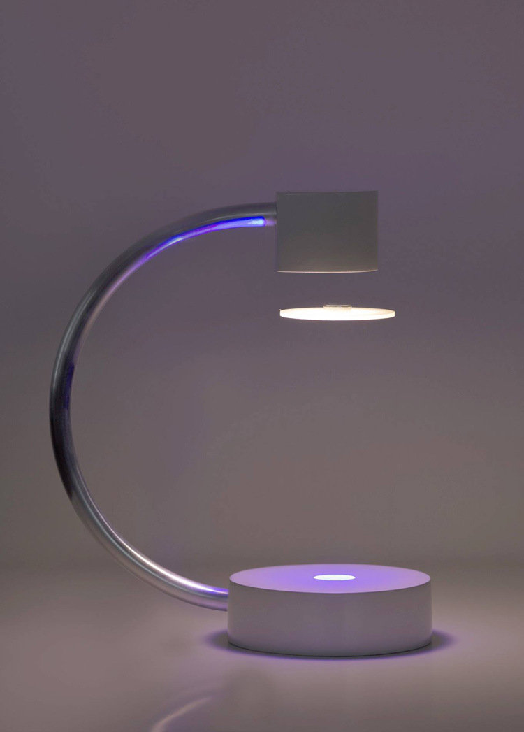 Une lampe avec un disque en lévitation