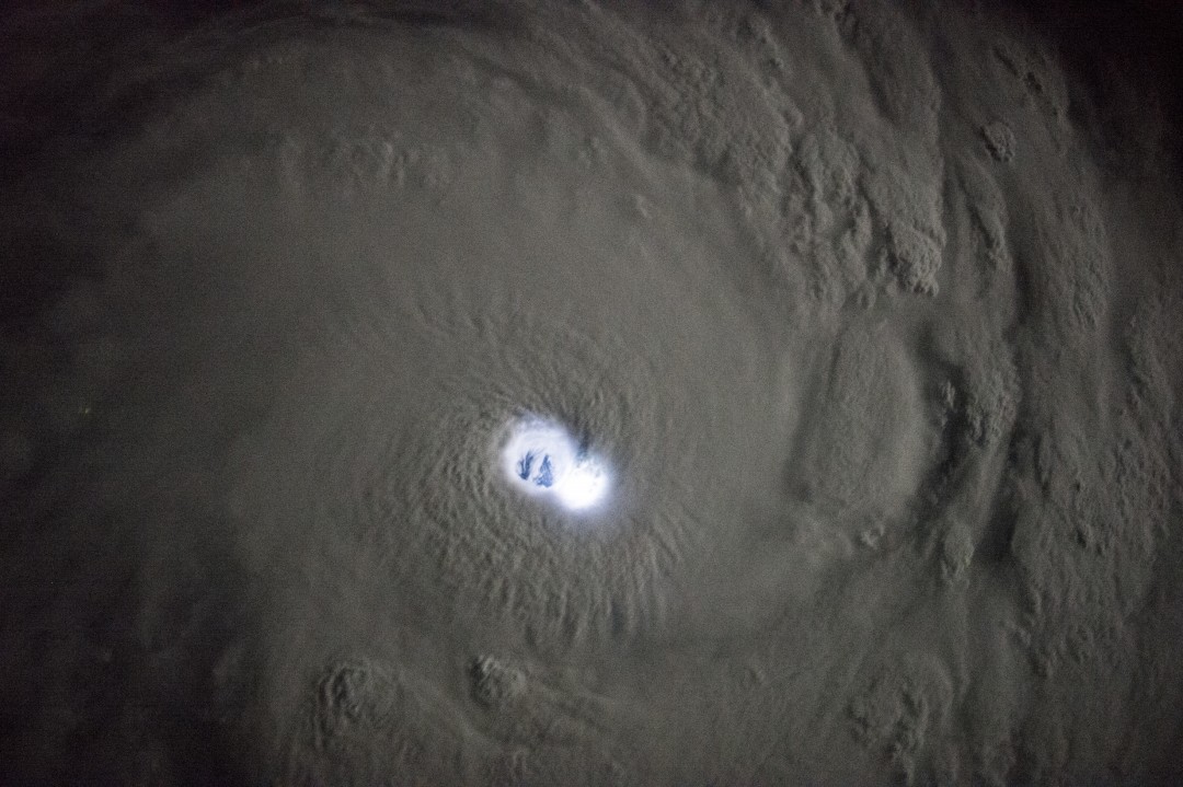typhon-ouragan-photo-espace-07