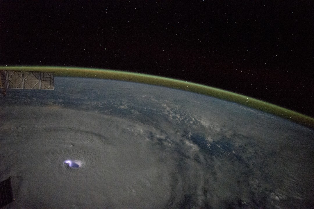 typhon-ouragan-photo-espace-08