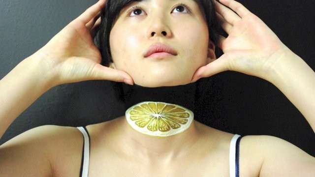 Une illusion de décapitation en body painting