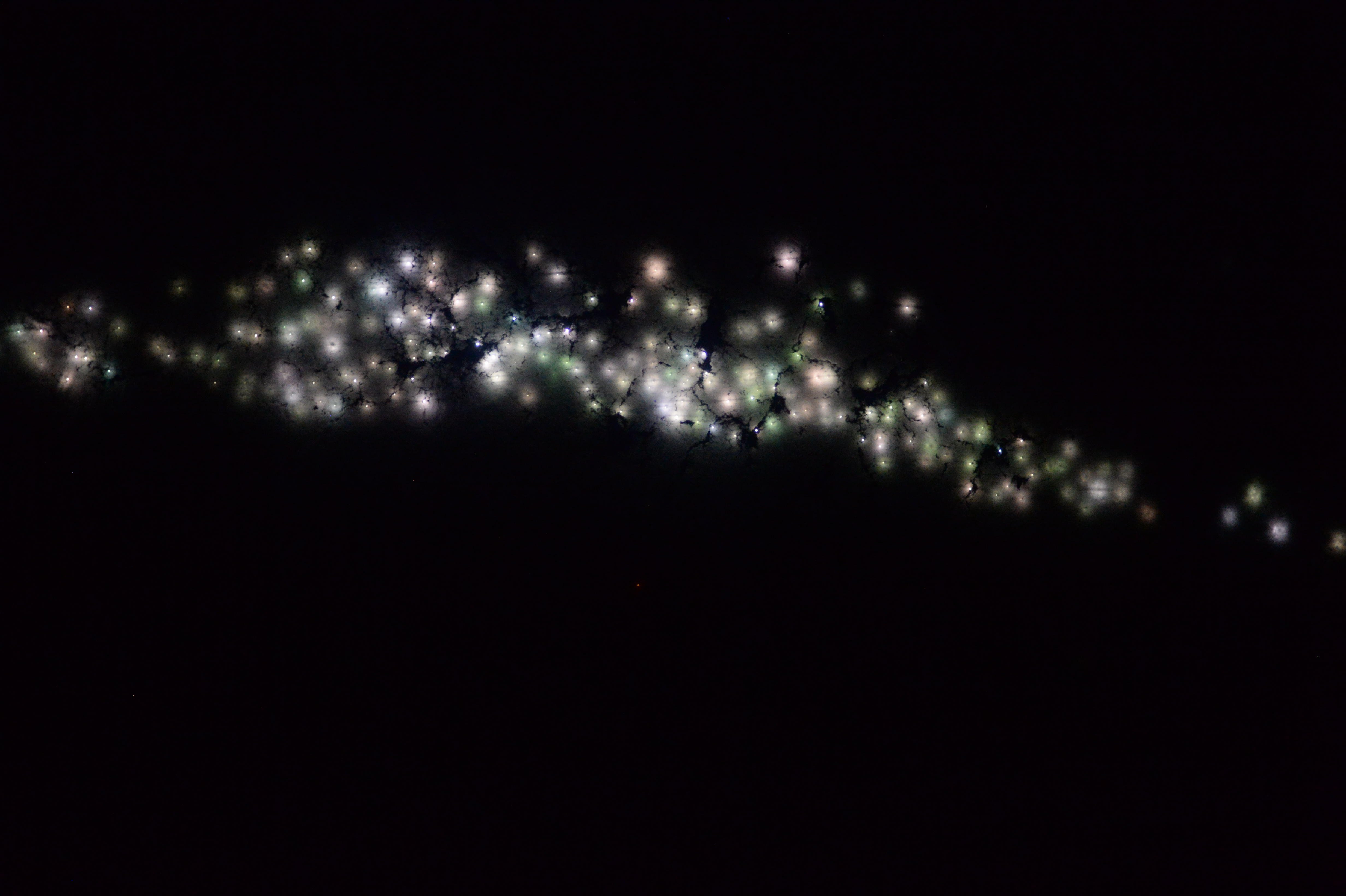 Les lumières d’une flotte de bateaux de pêche vus depuis l’espace